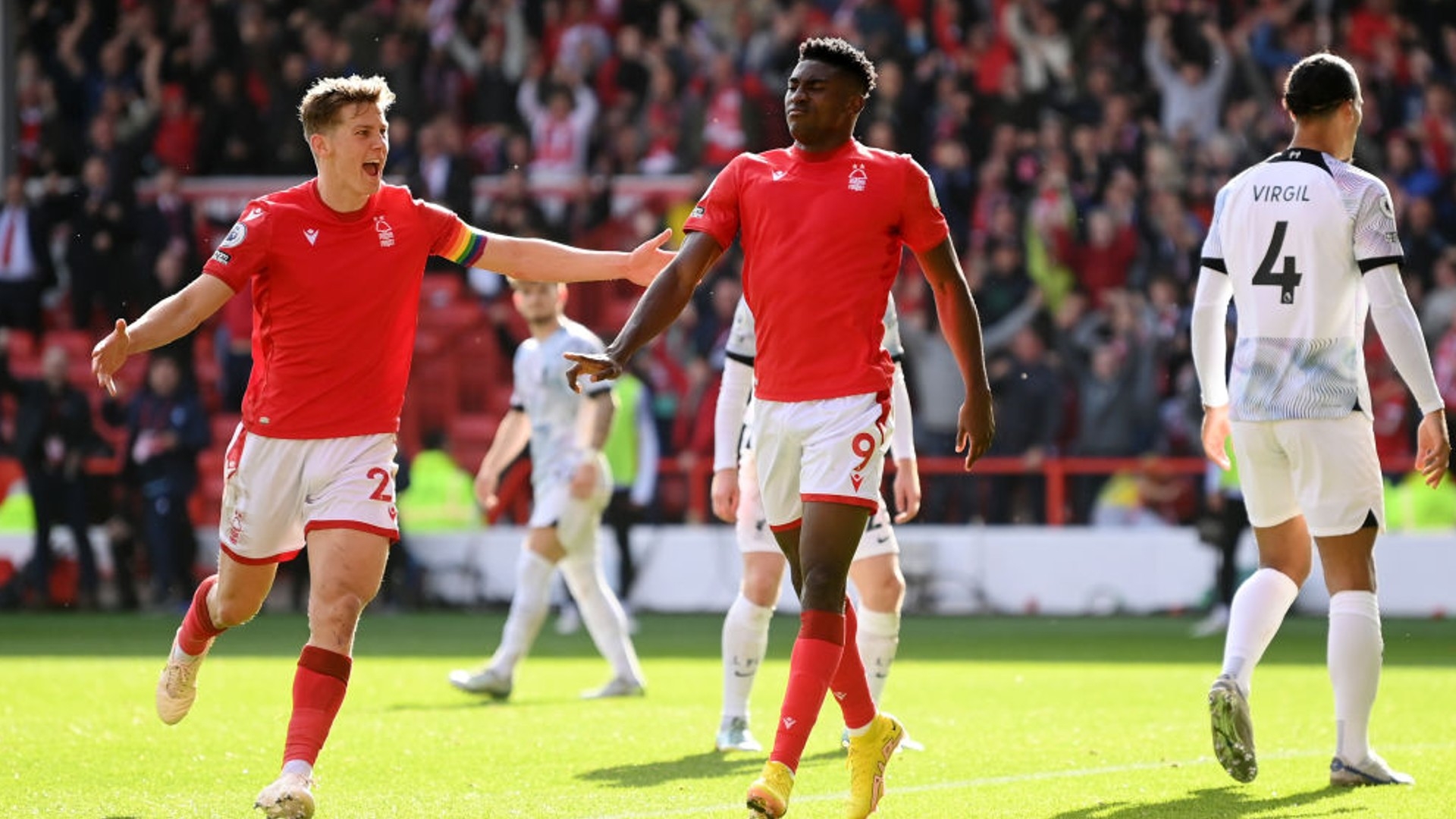 禁区内倒地 禁区内倒地